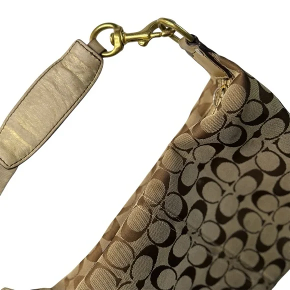 EUC Coach Hampton Signature monogram Canvas shoulder Bag 8631